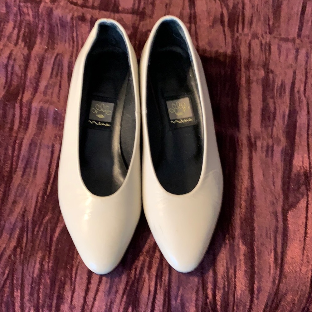 Nina flat with chain detail on heel